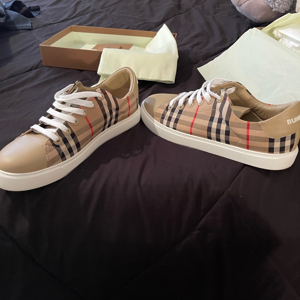 Burberry tennis shoes - worn once